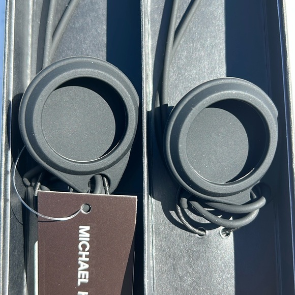 New Michael Kors set of air tag holders / air tag covers - Picture 5 of 5